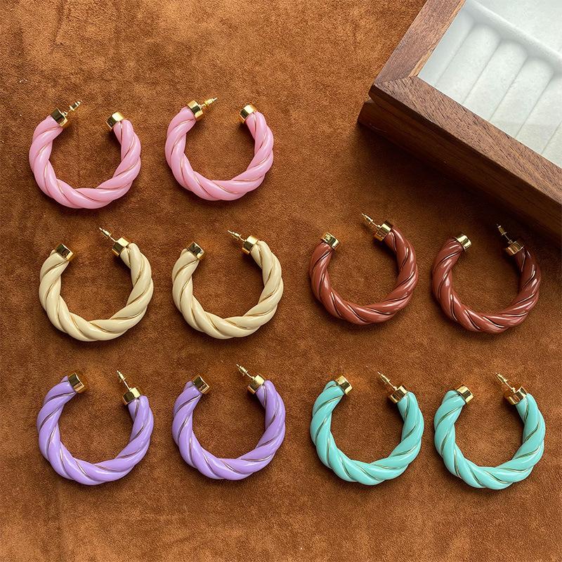 French Retro Exaggerated Resin Twist Earrings Women's Simple All-match Niche Elegant Cold Style Vintage