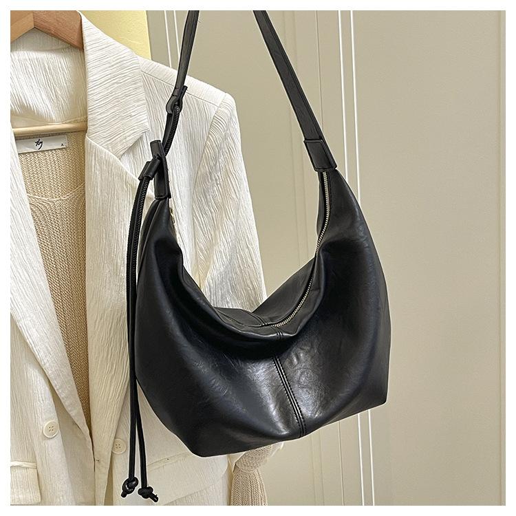 Large capacity vintage tote dumpling bag for women, 2026 autumn new simple and versatile casual shoulder crossbody bag
