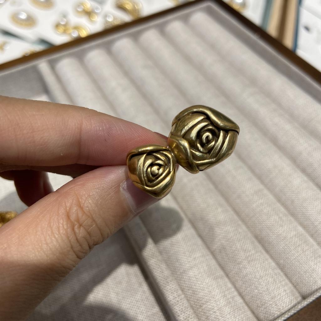 Источник Модное ретро-кольцо с розой из золота для женщин, вакуумное покрытие из 18-каратного золота и меди, ювелирное украшение для рук