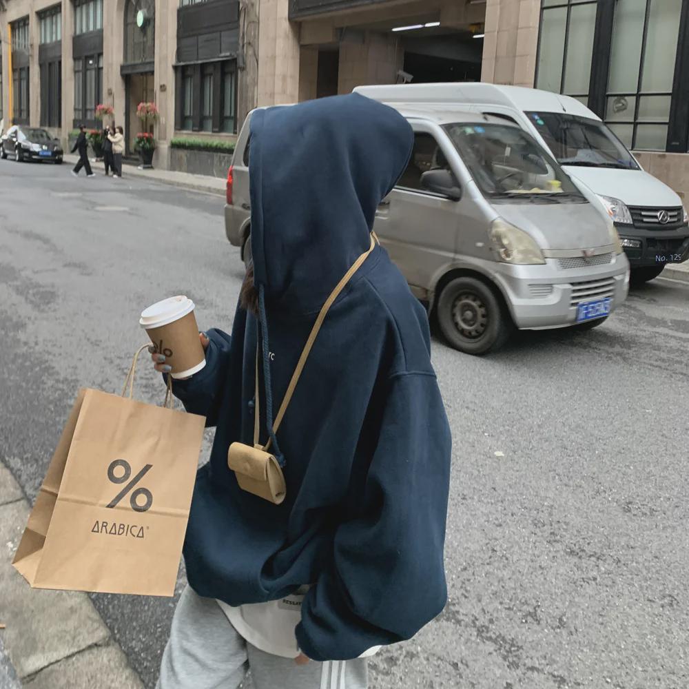 Женская плюшевая толстовка с капюшоном: Корейский трендовый свободный крой с буквенным принтом, идеально подходит для осени и зимы