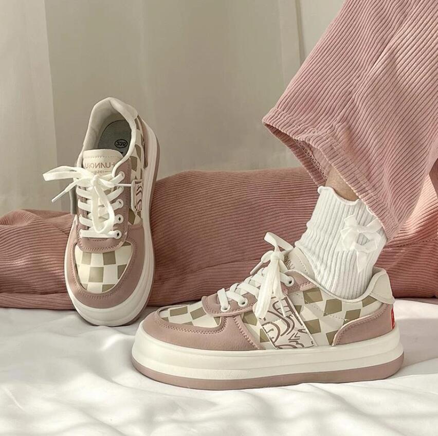 2024 Кроссовки на платформе Модные новые женские кроссовки с шахматным узором Осенние студенческие повседневные туфли для повседневной носки Женская обувь