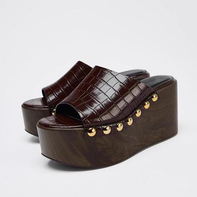 Модные клинья заклепки тапочки для женщин сандалии на платформе женщина лето массивная однотонная круглая голова женщина толстая подошва пляжная обувь