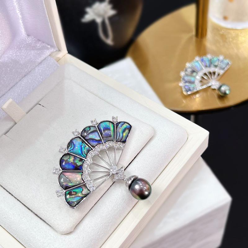 Брошь-веер из ракушек-абалонов в дворцовом стиле с позолоченной медью, инкрустацией из циркония и жемчужными акцентами
