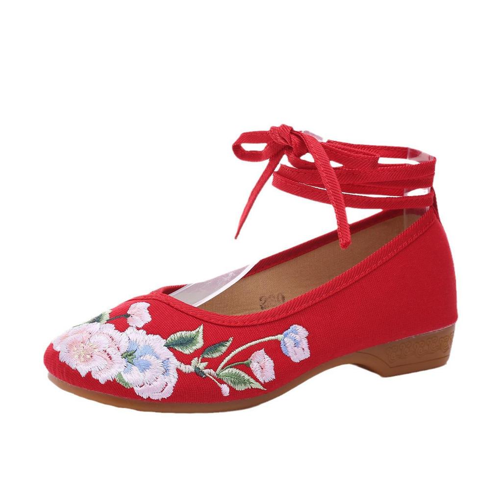 Женские туфли в этническом стиле из вышитой ткани с подошвой из коровьей кожи, низким каблуком и неглубоким носом — идеальный вариант для весны и осени.