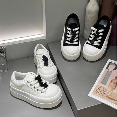 2025 весна новые толстоподошвенные увеличивающие рост маленькие белые туфли женская мода нишевый дизайн хлебные туфли дышащие повседневные спортивные кеды