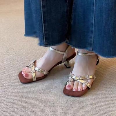 Модные винтажные женские босоножки на высоком каблуке с квадратным носком, цветком из страз и открытым носком.