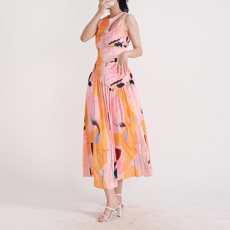 Длинное облегающее платье с плиссировкой и нишевым дизайном - модный стиль 2025 года