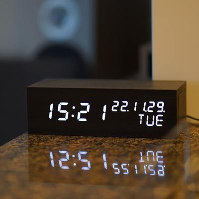 Будильник WOOD SHOW с указанием дня недели Стильные Bluetooth Цифровые часы со светодиодным будильником Современный стильный дизайн под черный древесный шпон для гостиной и A