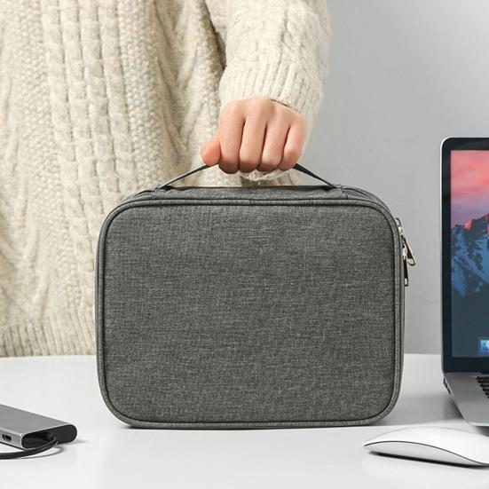 Практичная съемная перегородка позволяет держать все в порядке. Легкие электронные аксессуары. Кабели. Цифровая косметичка. Принадлежности для общежития.