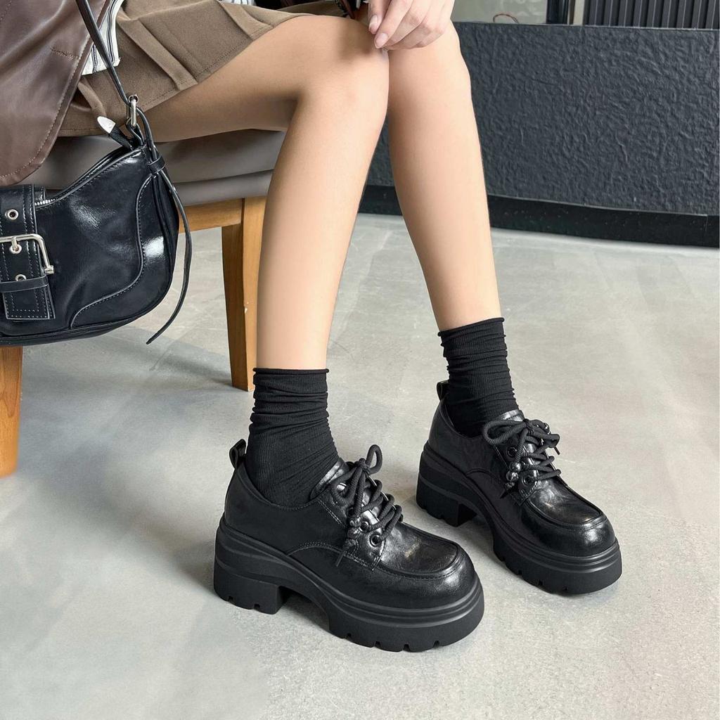 Британский стиль шнуровка нишевые лоферы одинарная обувь женская 2025 новая платформа ретро модные универсальные для通勤 маленькие кожаные туфли