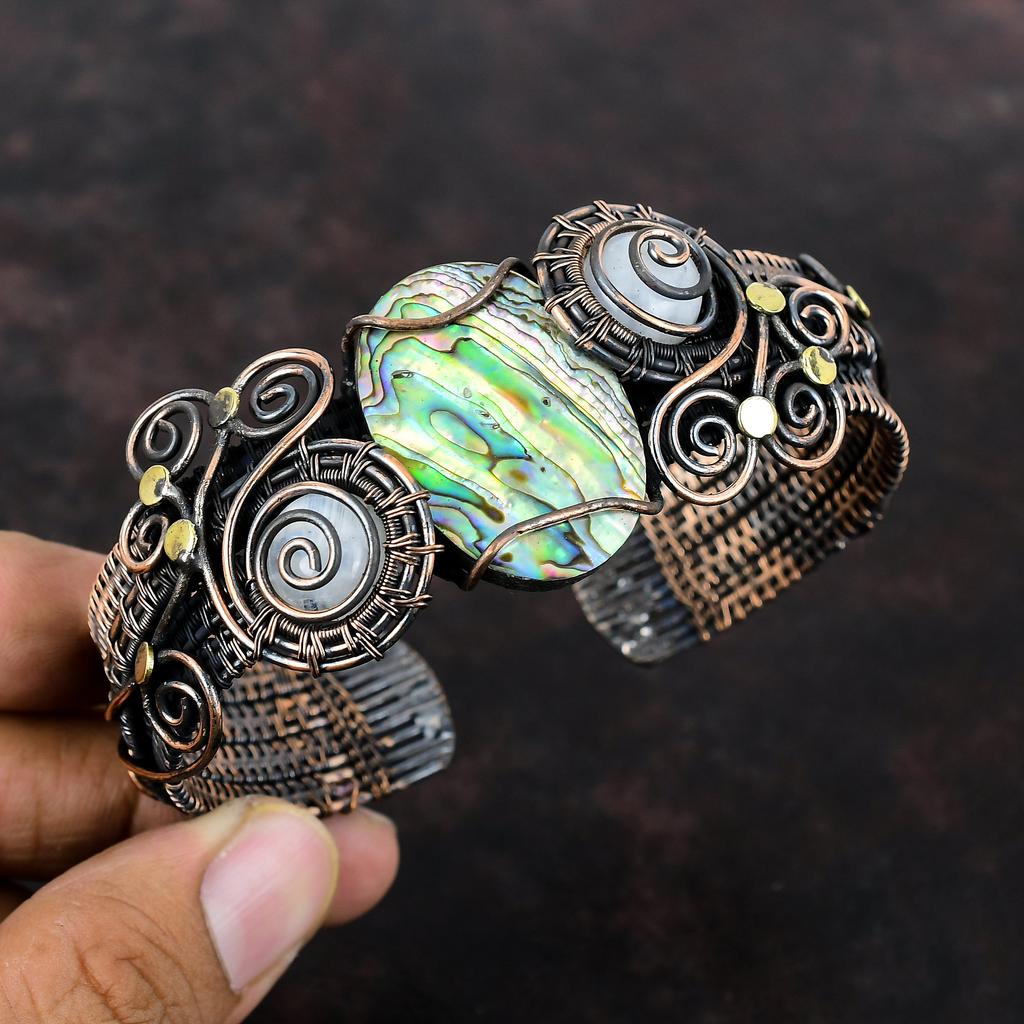 Браслет-манжета из ракушки морского ушка, медная проволока, обернутая браслетом из радужного лунного камня, регулируемый браслет-манжета, ювелирные изделия из медной проволоки, манжеты из драгоценного камня ручной работы