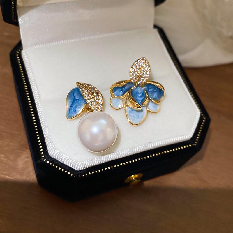 Vintage Steel Teardrop Cat Eye Earrings for Women - Retro, High-End, Versatile Fashion Ear Studs