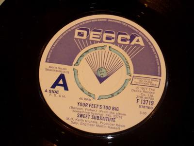 7-дюймовая пластинка SWEET SUBSTITUTE - Your Feet's Too Big F13719PROMO Decca 1977 UK Pop Б/У