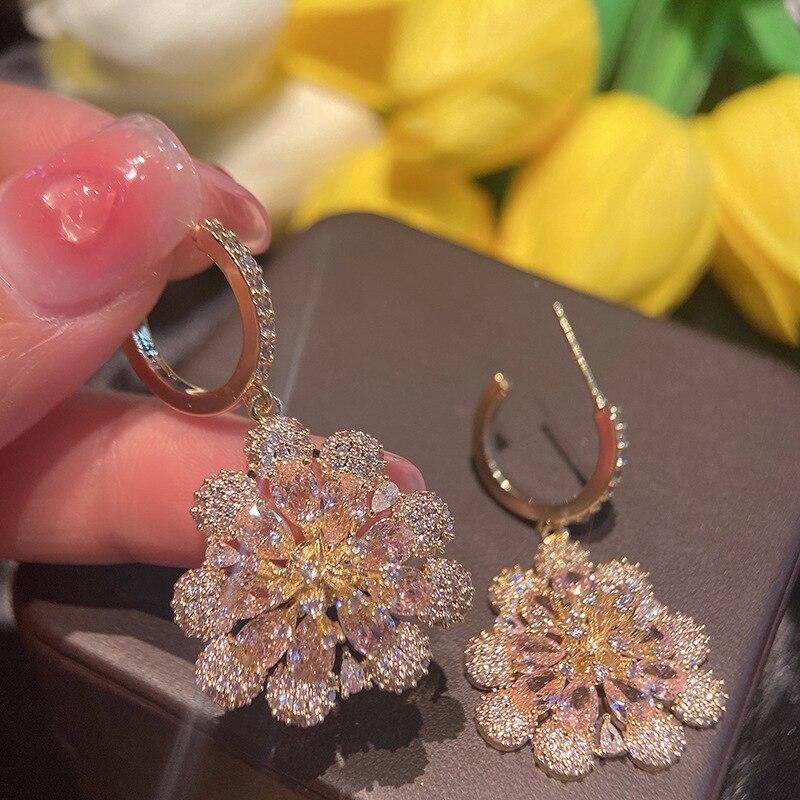Новые модные серьги-гвоздики с милым цветком для девочек, массивные ювелирные изделия из микропаве с кубическим цирконием, женские роскошные ювелирные изделия