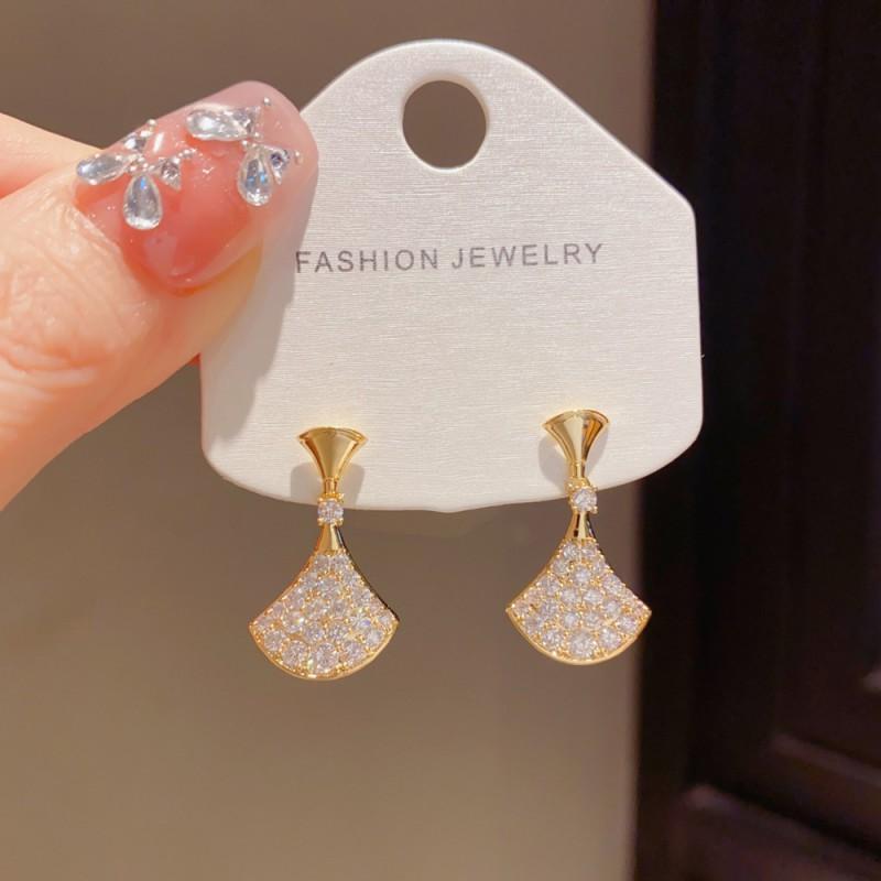 Elegant Fan-Shaped Crystal Stud Earrings Women Luxury French Chic Style Sparkling Full Rhinestone Design Delicate Dressy