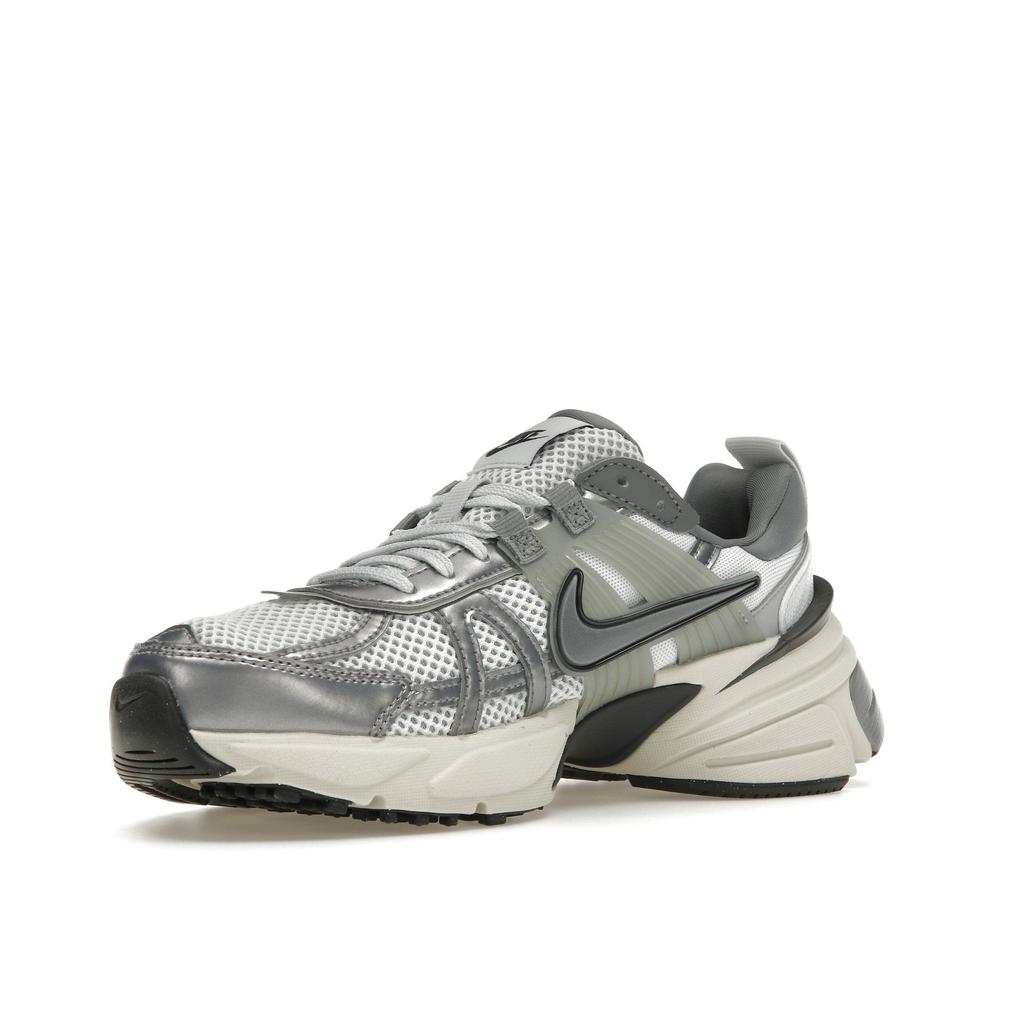 Nike Женские кроссовки V2K Run Pure Platinum Wolf Grey Cool-Grey Metallic-Cool-Grey FD0736-003