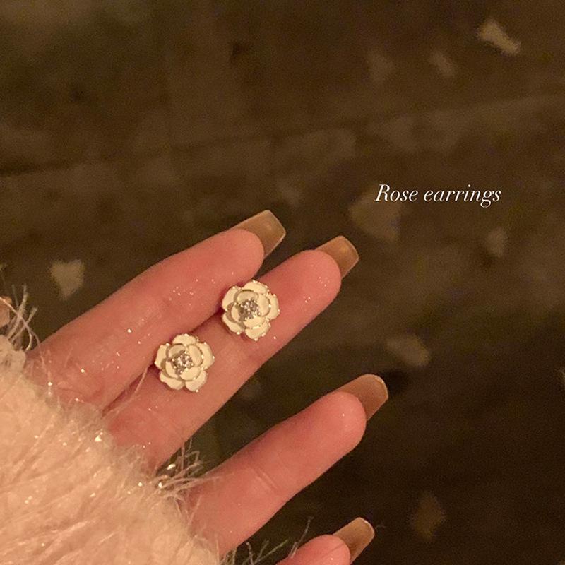 Серьги-пусеты из серебра 925 пробы, маленькие, свежие, универсальные, в виде цветков, женские, легкая роскошь, нишевые, премиальные, с жемчугом