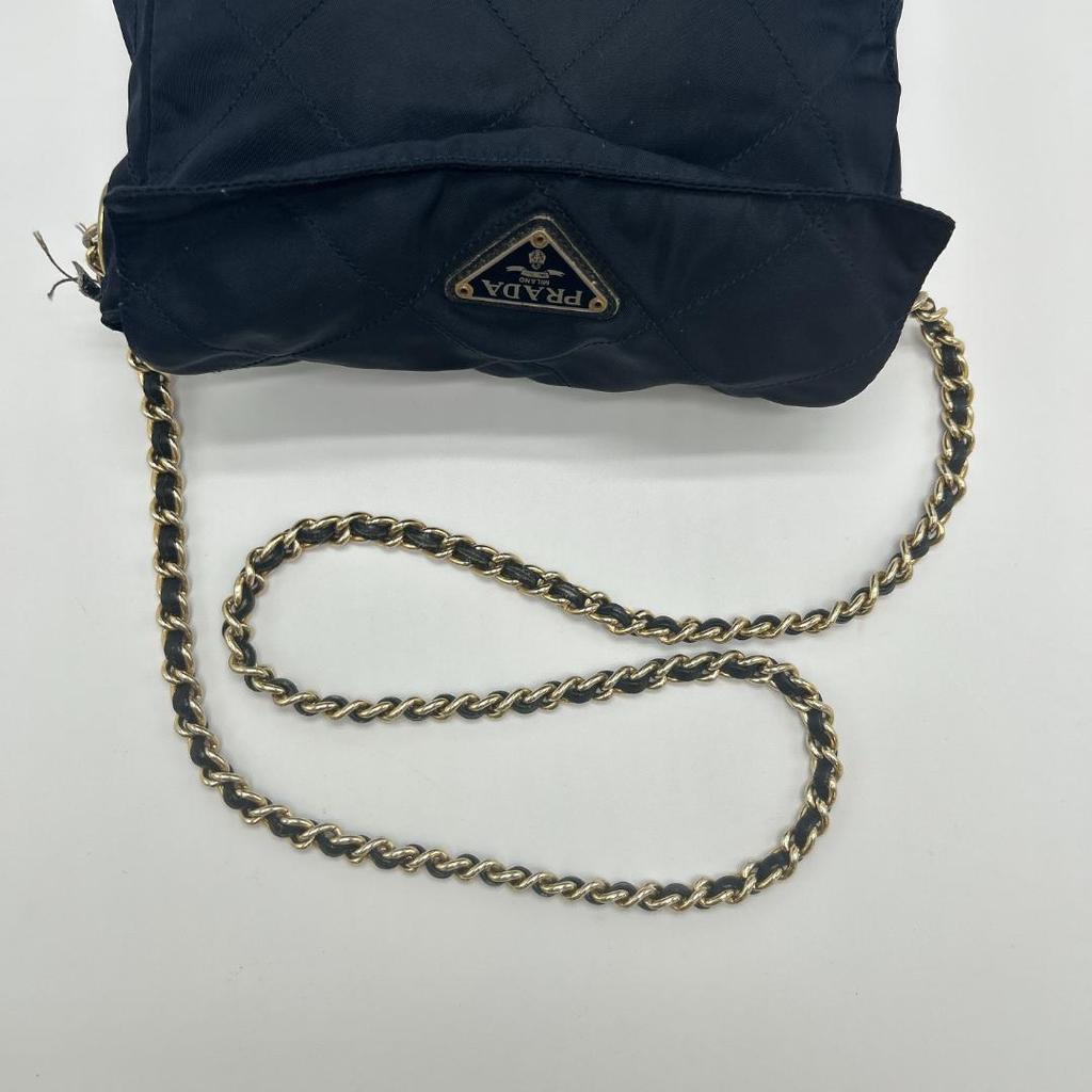 Prada Сумка на плечо Сумка-тоут На одном плечевом ремне Ткань Нейлон Стеганая Золотая цепь Треугольная металлическая пластина с логотипом Белая бирка