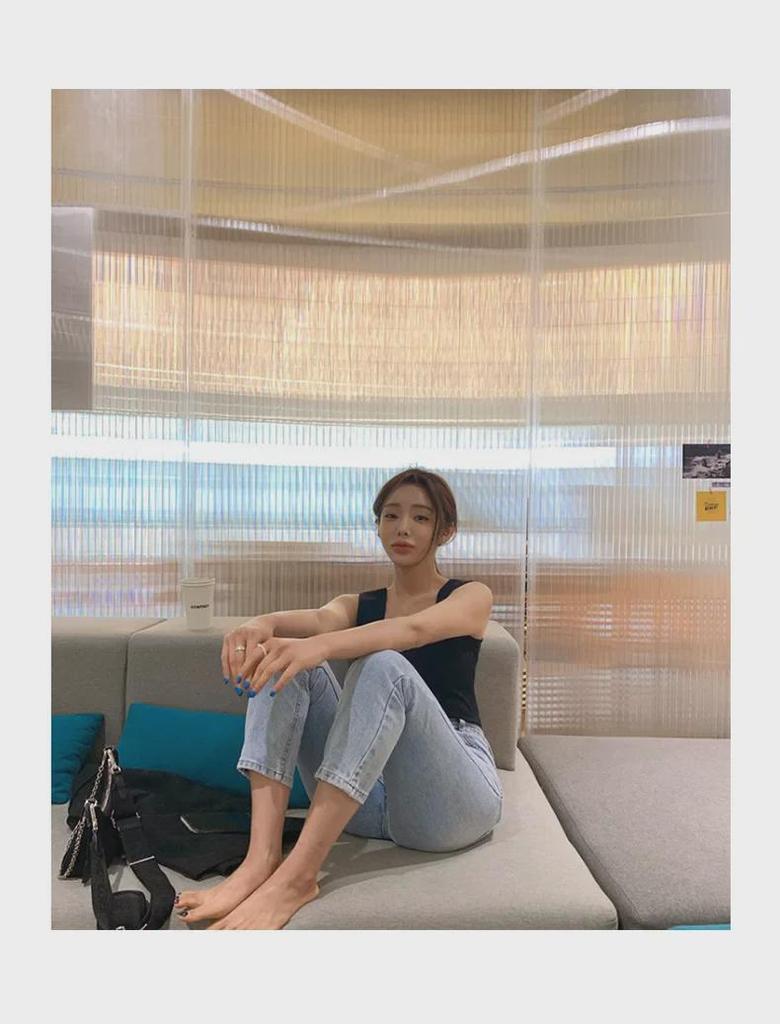 Женская узкая майка с квадратным воротником на раннюю осень - универсальный топ в корейском стиле