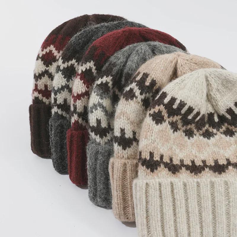 Шапка из шерсти с жаккардовым узором «Фэр-Айл» тройного сложения: Модные, теплые наушники для осени и зимы