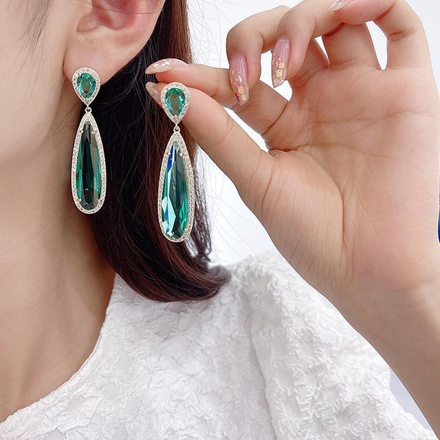 Huitan Green / Purple Long Water Cz Shape Cz Серьги для женщин Темперамент Элегантные женские висячие серьги Свадебные любовные украшения