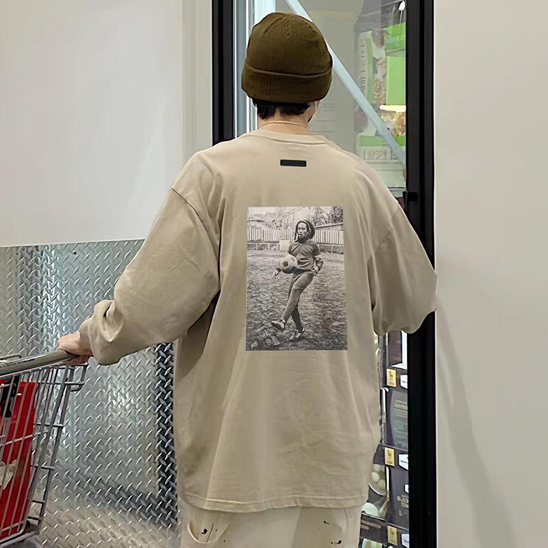 ESSENTIALS Футболка унисекс с длинным рукавом из хлопка с принтом футбольного мяча и тремя полосками