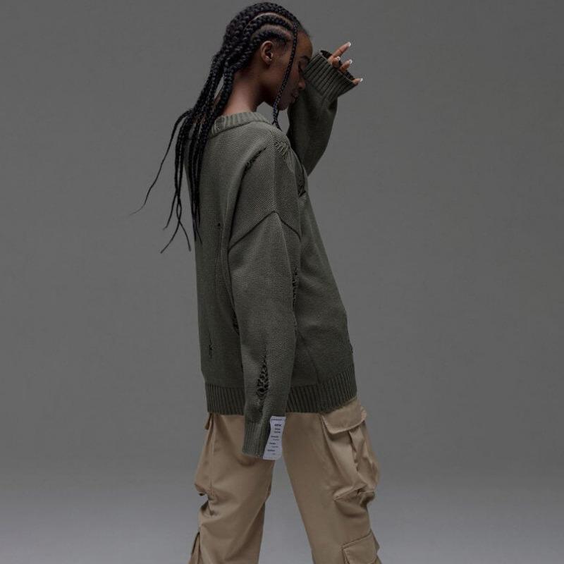 Женский рваный свитер с круглым вырезом