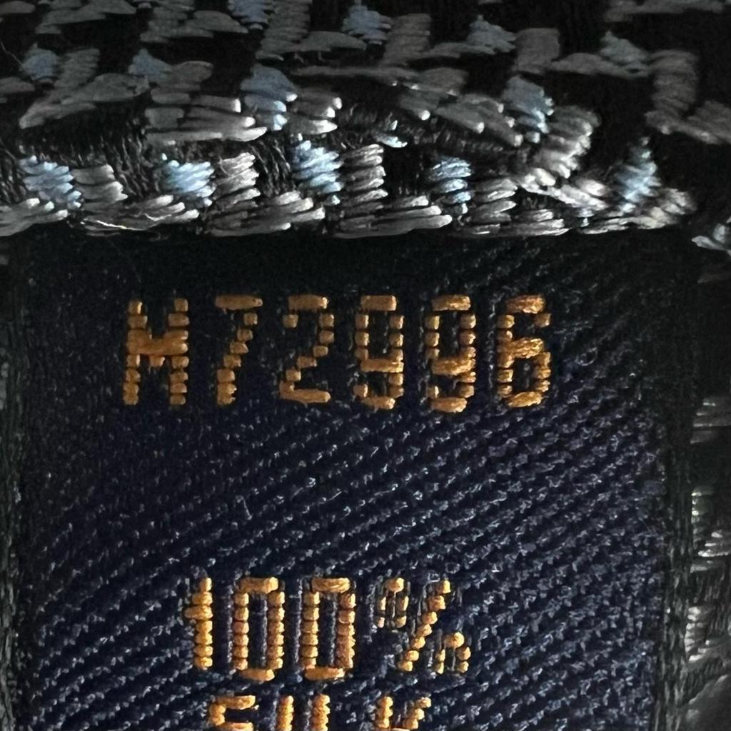 Отличный галстук LOUIS VUITTON Cravate вышивка LV серый шелк мужской M72996 Б/у
