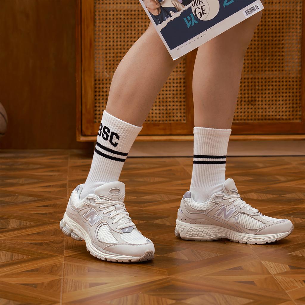 New Balance 2002R Linen Fog Unisex Sneakers Cream Sea-Salt Timberwolf M2002RAA