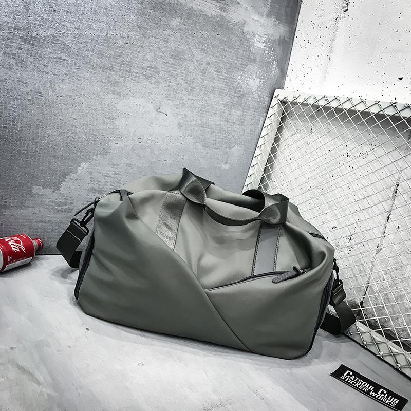 Самая продаваемая дорожная сумка: Просторная наплечная сумка-тоут для разделения влажного и сухого для коротких деловых поездок