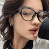 Можно подобрать женские очки, оправы «кошачий глаз», очки с защитой от синего света, винтажные оправы для очков, простые оправы для очков и плоские очки для близорукости.