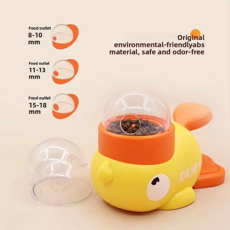 Маленький желтый утенок наступает на устройство для кормления, Игрушка для тренировки щенка расширяет энергию, Сублимированная пусковая установка, Собака высыпает корм