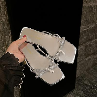 Новый стиль обуви Водяной бриллиант Тонкий ремешок Плоские Вьетнамки женские Носят на улице