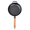 Чугунная сковорода с деревянной ручкой