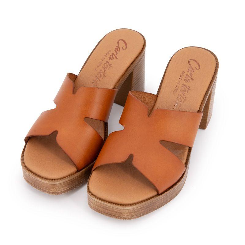 Женские кожаные мюли на каблуке коричневого цвета CARLA TORTOSA