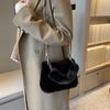 Simple Faux Fur Tote Bucket Bag Metal Chain Crossbody Bag For Women's Daily Casual Use Plush Bag Furry Purse CLE