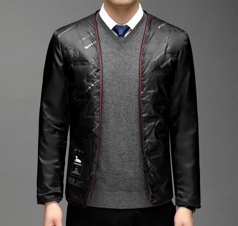 Мужская ветровка средней длины, утолщенная, с отложным воротником и съемной подкладкой из белого утиного пуха.