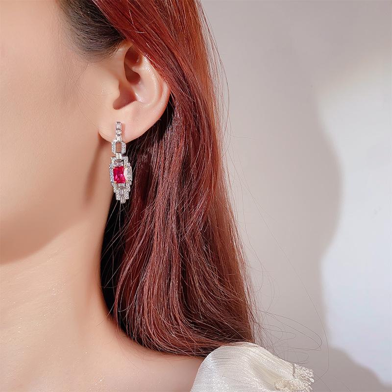 Серьги с имитацией цветного драгоценного циркона, серьги с изумрудами, серьги с квадратными бриллиантами из красного корунда, серьги с розовым цирконием.