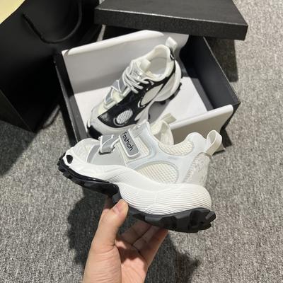 Ретро белая сумка голова платформа спортивные белые туфли женская летняя одежда 2025 новые модели с юбками для увеличения роста спортивная обувь на мягкой подошве