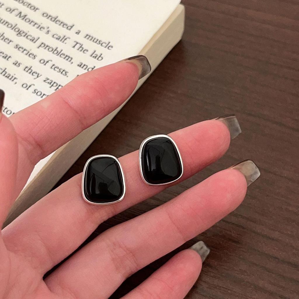 Yinruitai Exaggerated S925 Sterling Silver Black Stud Earrings – Elegant, Unique High-End Design