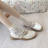Модная серебристая обувь Мэри Джейн женская 2024 Новая мода Бант Пряжка ремня Повседневная обувь Мягкая кожа Обувь на плоской подошве