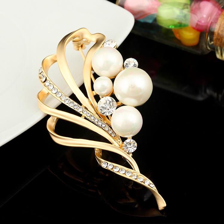 Fashionable Flower Pearl Brooch, Women's Retro Alloy Diamond-encrusted Brooch, Clothing and Accessories