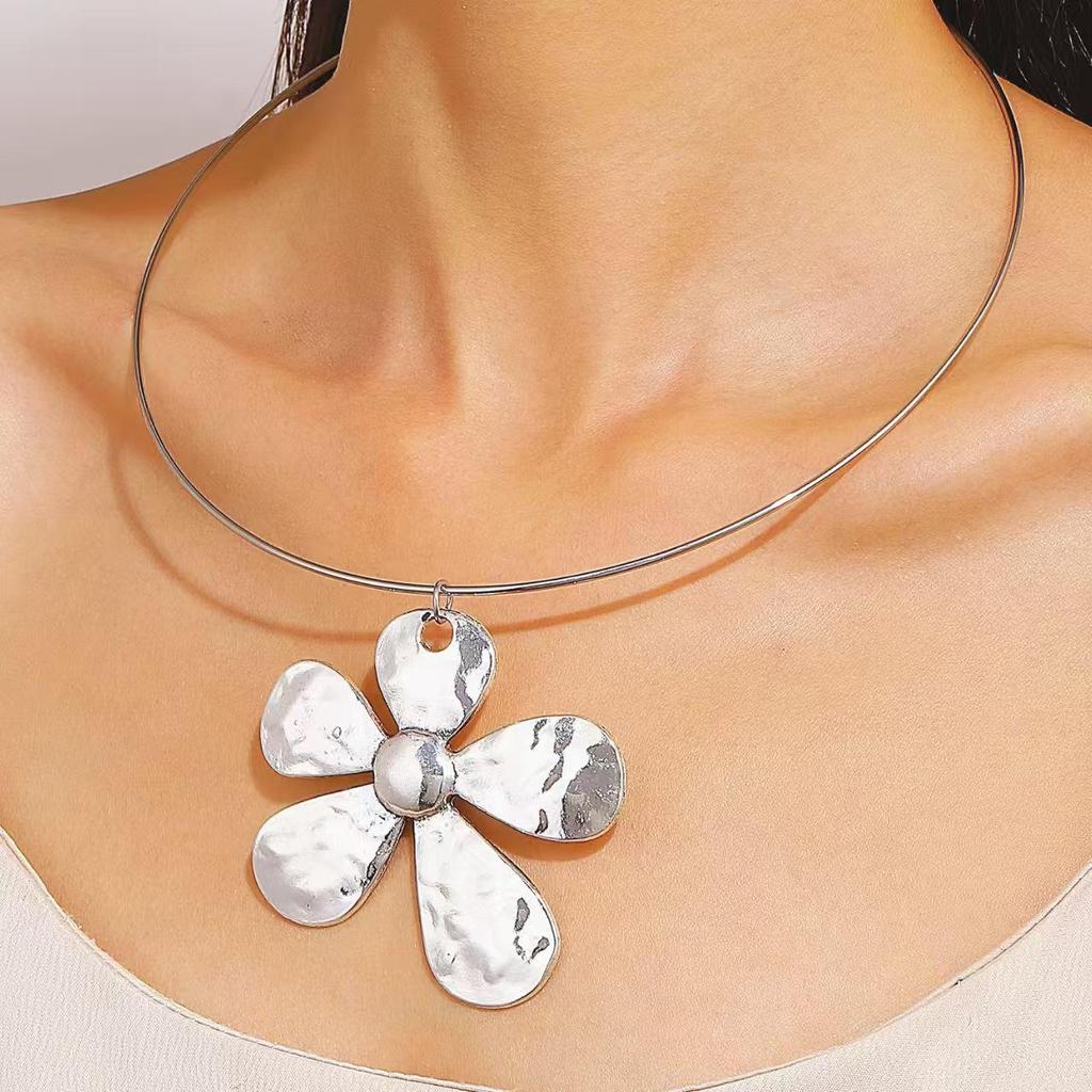 Retro Heart & Flower Hollow Choker Necklace for Women