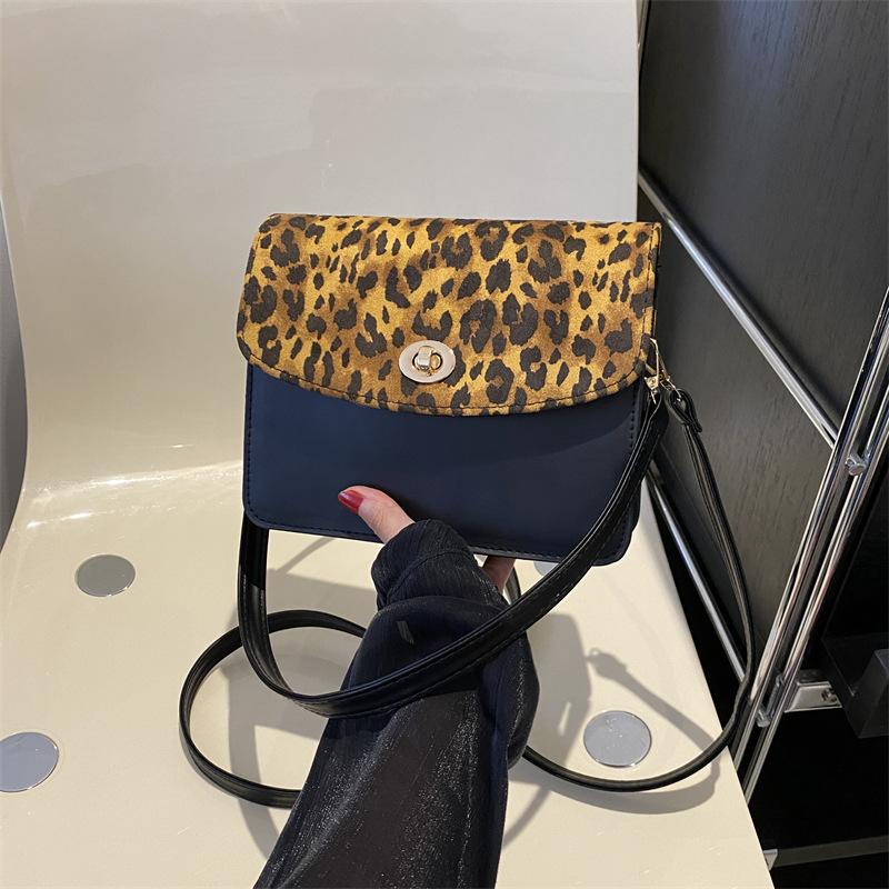 Зимняя сумка 2024 года высокого класса контрастного цвета для женщин в европейском и американском стиле, трендовый иностранный стиль, леопардовый принт, портативная диагональная сумка для женщин
