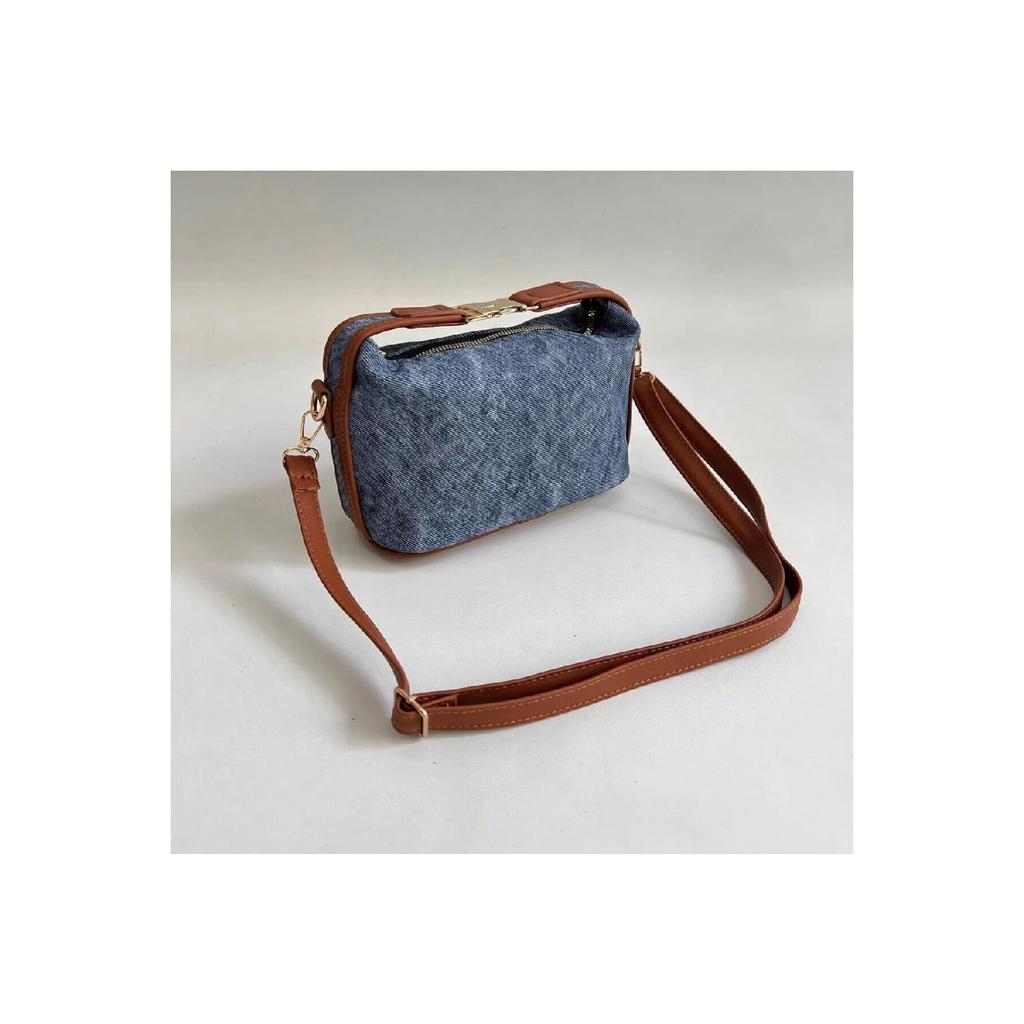 Deel Model Hand And Women's Shoulder Bag