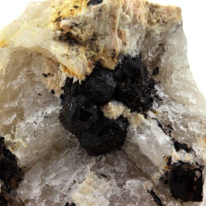 Pierres et Minéraux. Grenat. 174.0 ct. Marcognac, Saint-Yrieix-la-Perche, France.