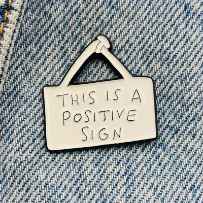 Новая эмалированная булавка с надписью «Это положительный знак», металлическая булавка в подарок на день рождения, 1 шт.