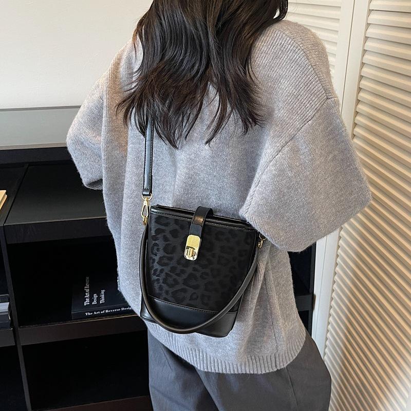 Популярная в этом году маленькая сумка с леопардовым принтом, женская осенне-зимняя 2025, новая ретро сумка-мессенджер, корейская версия, портативная сумка-ведро