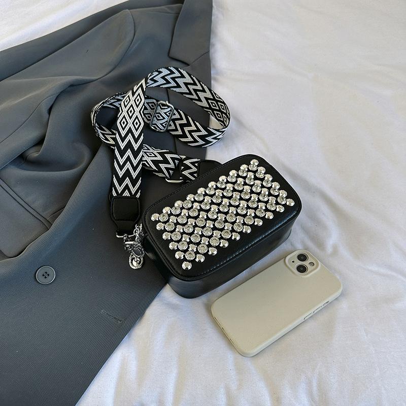 Популярная сумка этого года 2025 новая корейская версия мода заклепки персонализированный тренд женская широкие плечевые ремни кроссбоди маленькая квадратная сумка