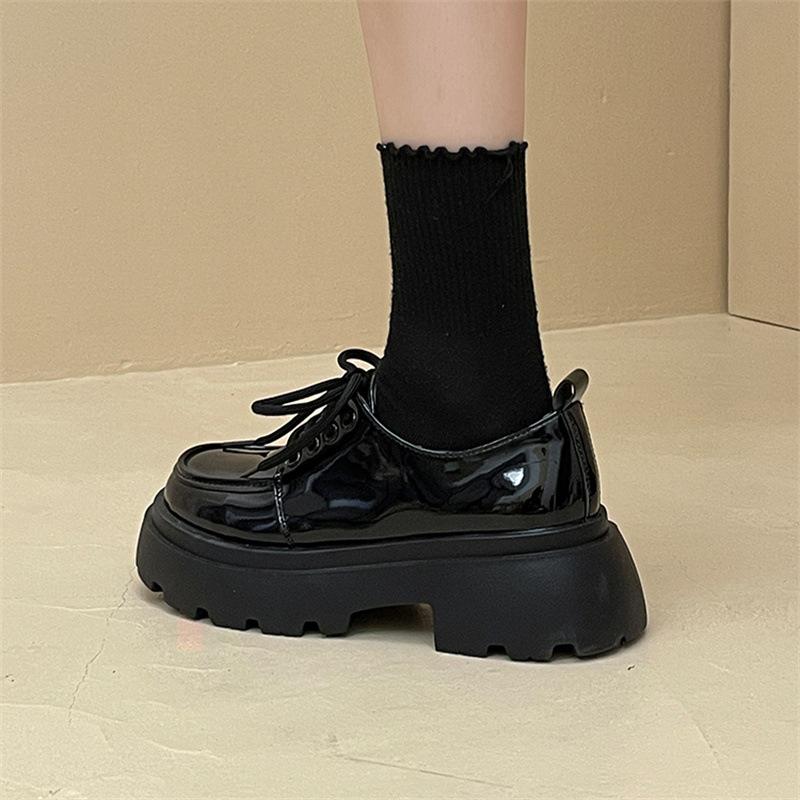 Весна 2025 новые туфли в британском стиле черные маленькие кожаные женские ретро осенние лоферы на платформе-маффин повседневная обувь